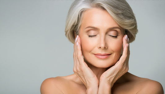 Gros plan d’une peau mature avec ridules et texture visible